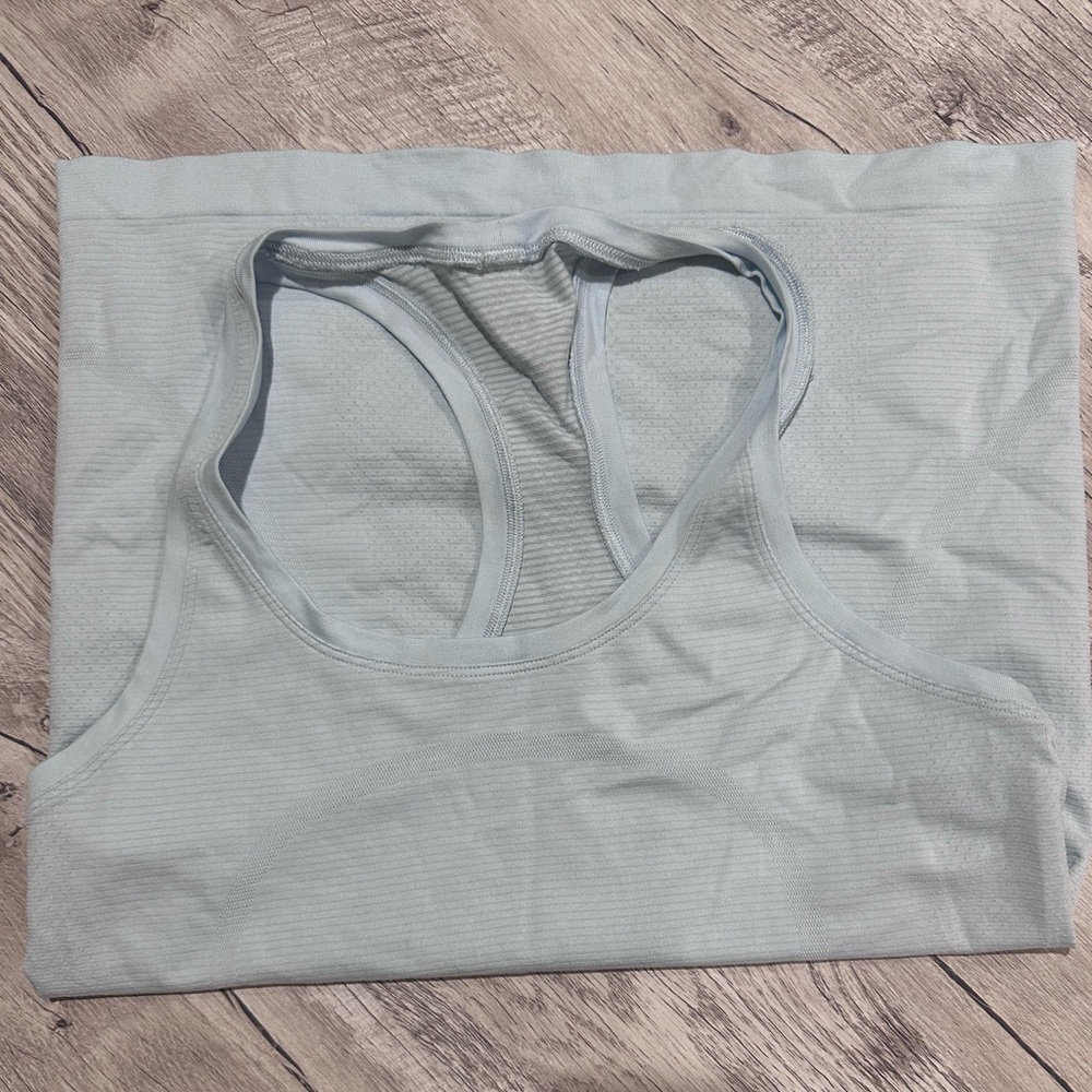 Lululemon Run Swiftly Hip Length Shirt, Size 8 - image 3